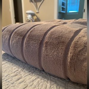 New Adrienne Landau Taupe Throw Blanket